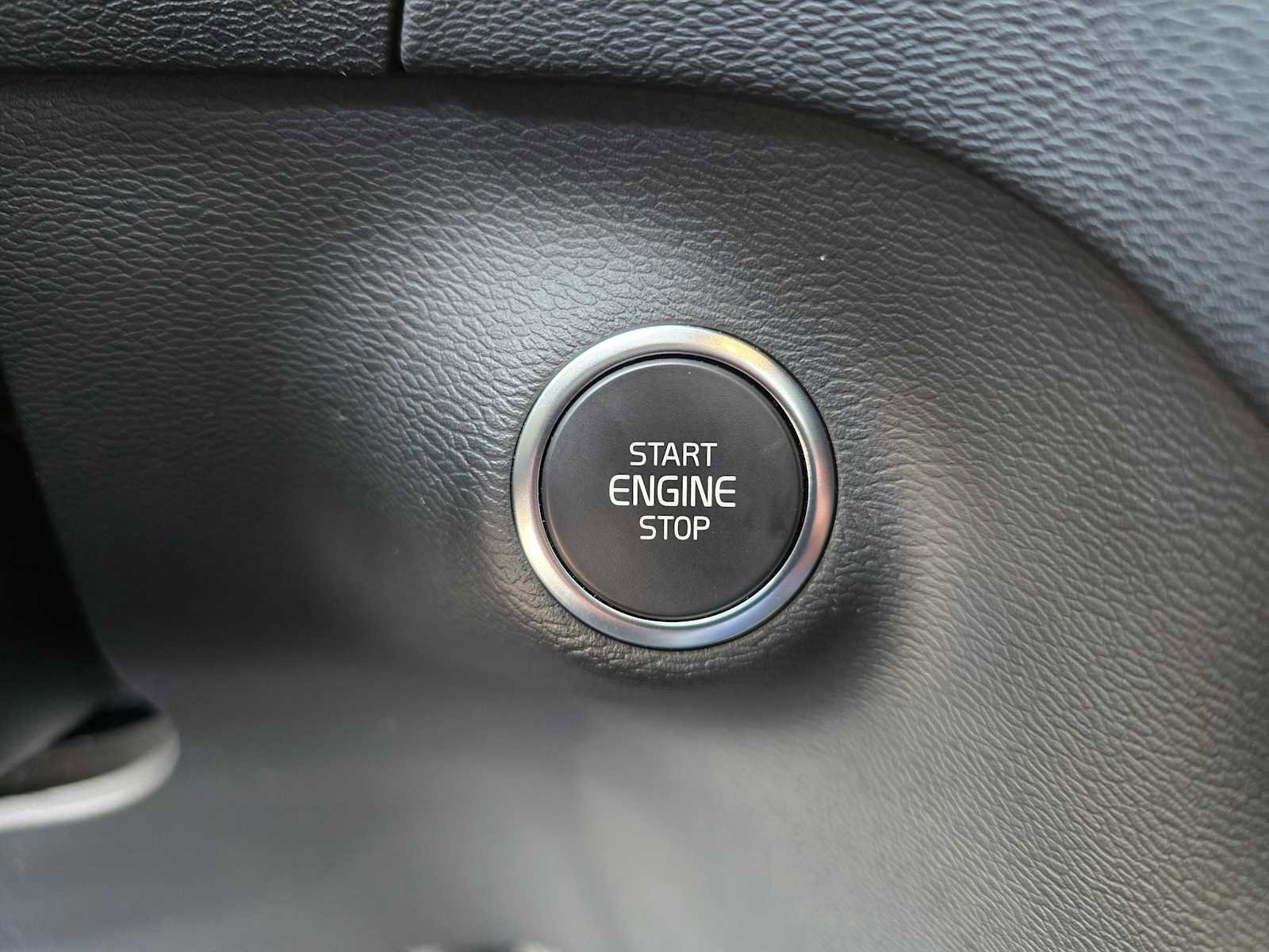 Used 2025 Volvo XC40 B5 Core w/ Protection Package Premier image 33