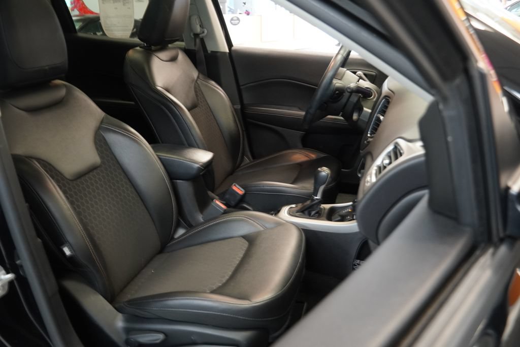 Used 2019 Jeep Compass Latitude w/ Cold Weather Group AWD/4WD image 34