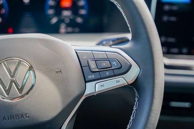 Used 2025 Volkswagen Tiguan SE w/ Panoramic Sunroof Package image 12