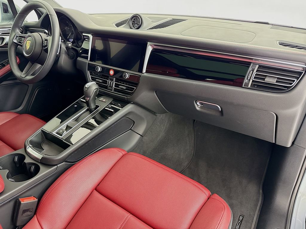 Certified 2025 Porsche Macan image 33