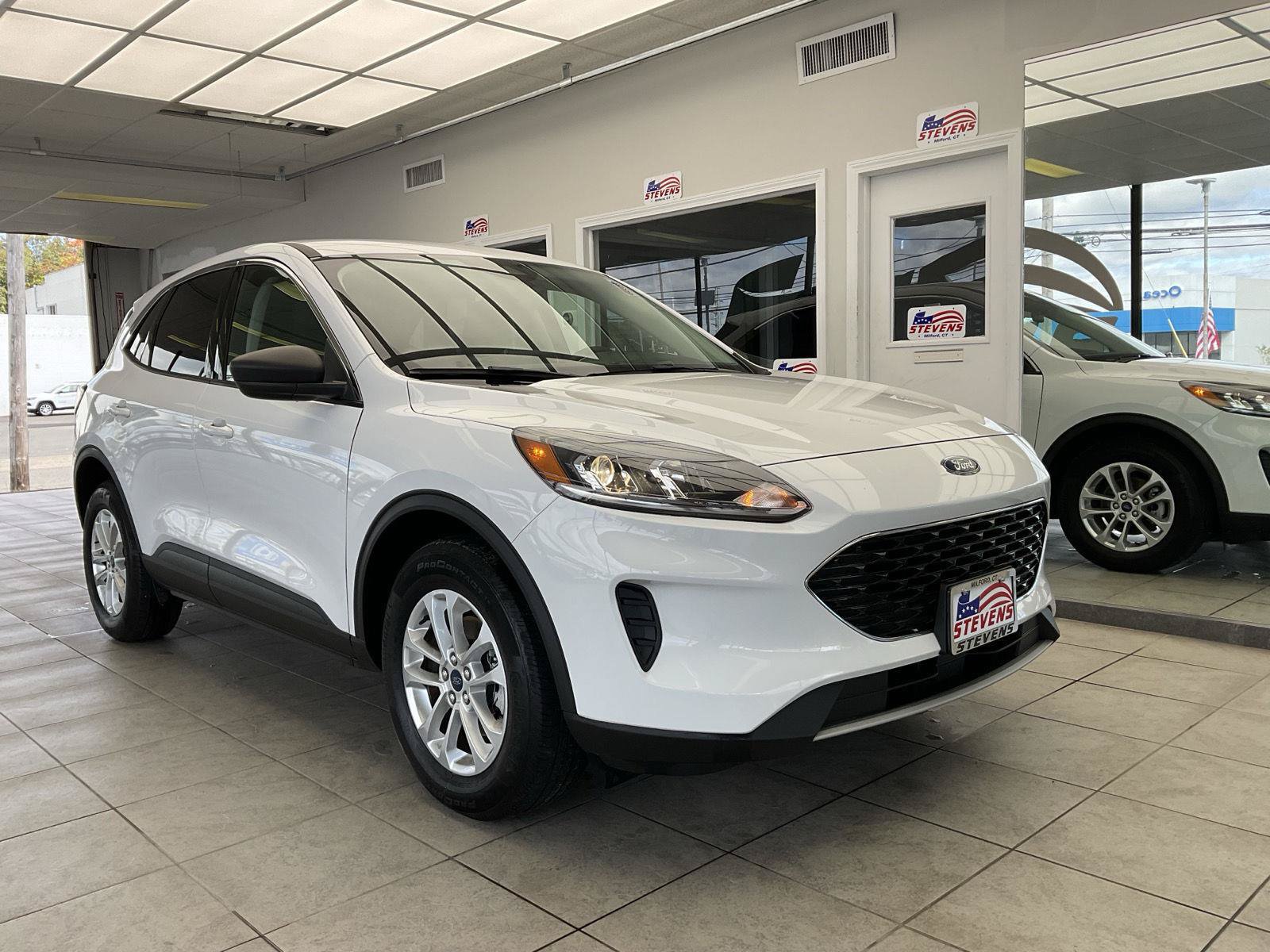 Used 2022 Ford Escape SE w/ Cold Weather Package AWD/4WD image 1
