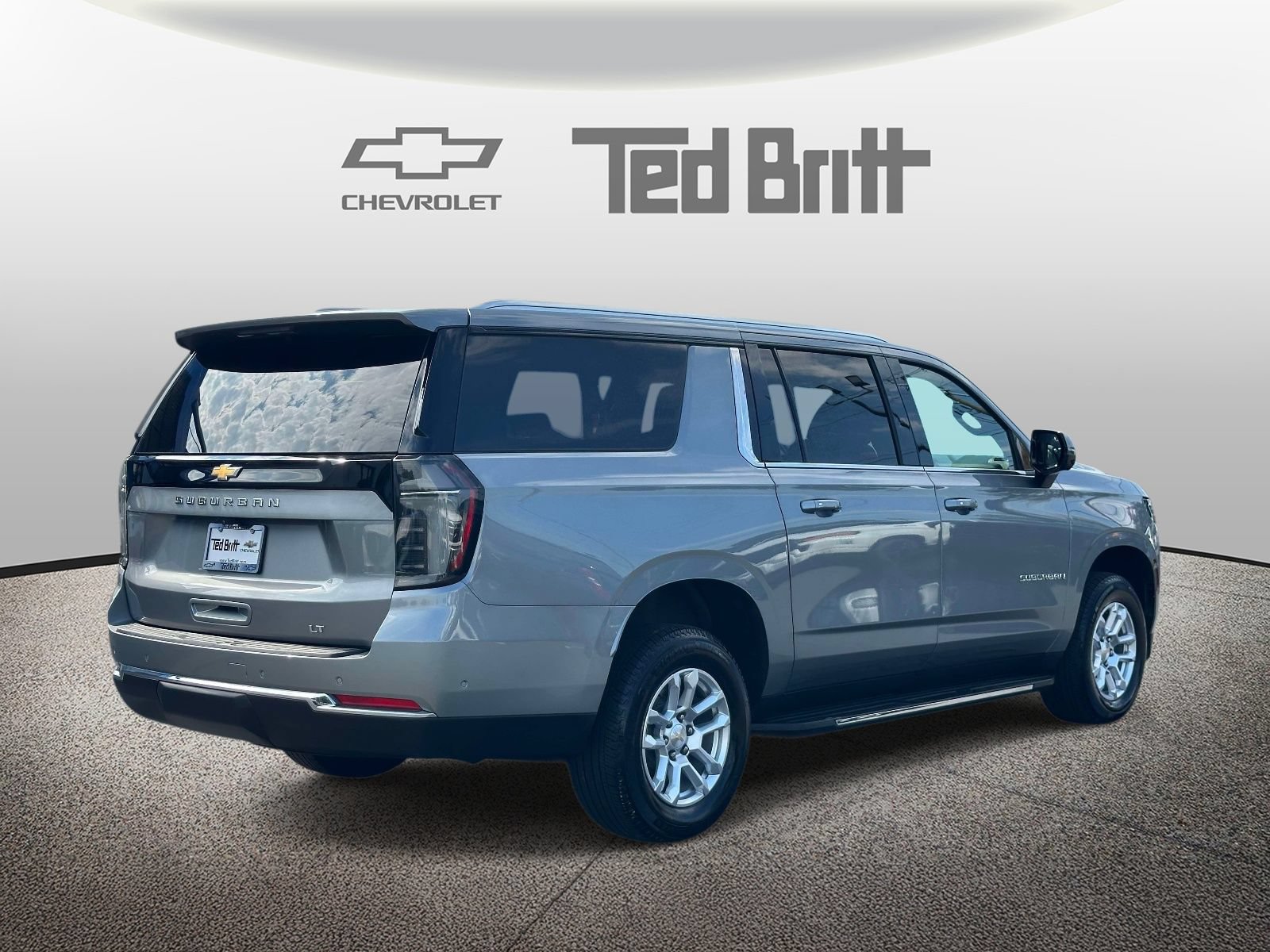 Used 2026 Chevrolet Suburban LT w/ Comfort Package AWD/4WD image 4