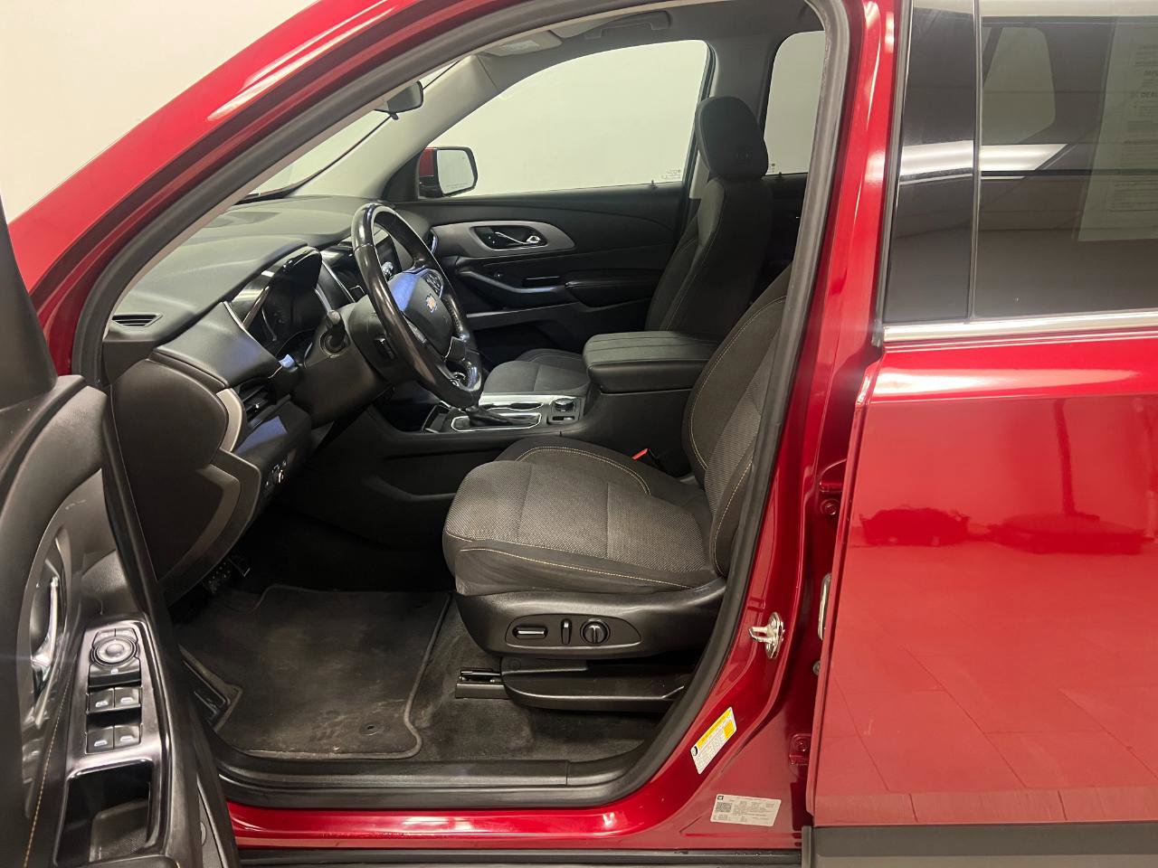 Used 2019 Chevrolet Traverse LT FWD image 23