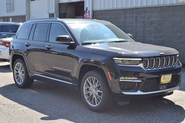 New 2025 Jeep Grand Cherokee Summit image 2