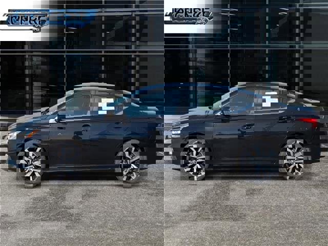 Used 2021 Nissan Altima 2.5 SR image 2