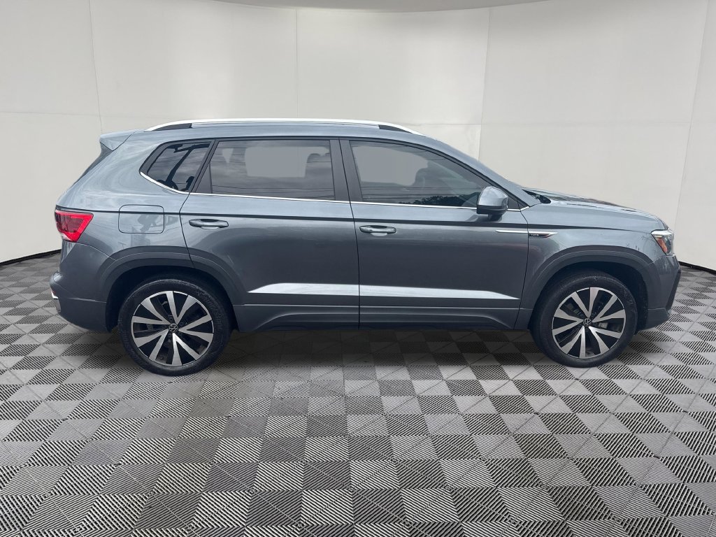 Used 2022 Volkswagen Taos SE w/ Panoramic Sunroof Package AWD/4WD image 7