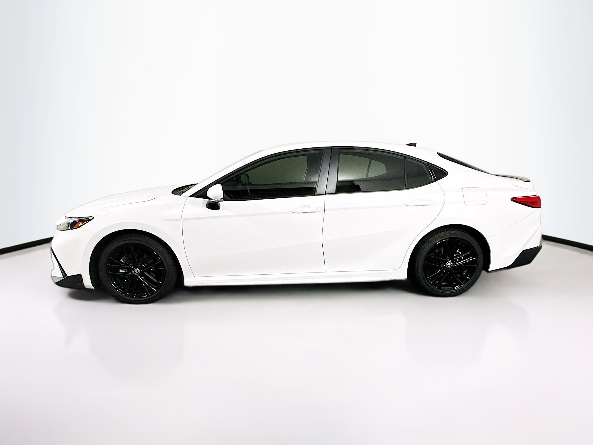 Used 2025 Toyota Camry SE image 4