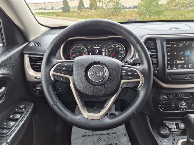 Used 2015 Jeep Cherokee Latitude w/ Comfort/Convenience Group AWD/4WD image 16