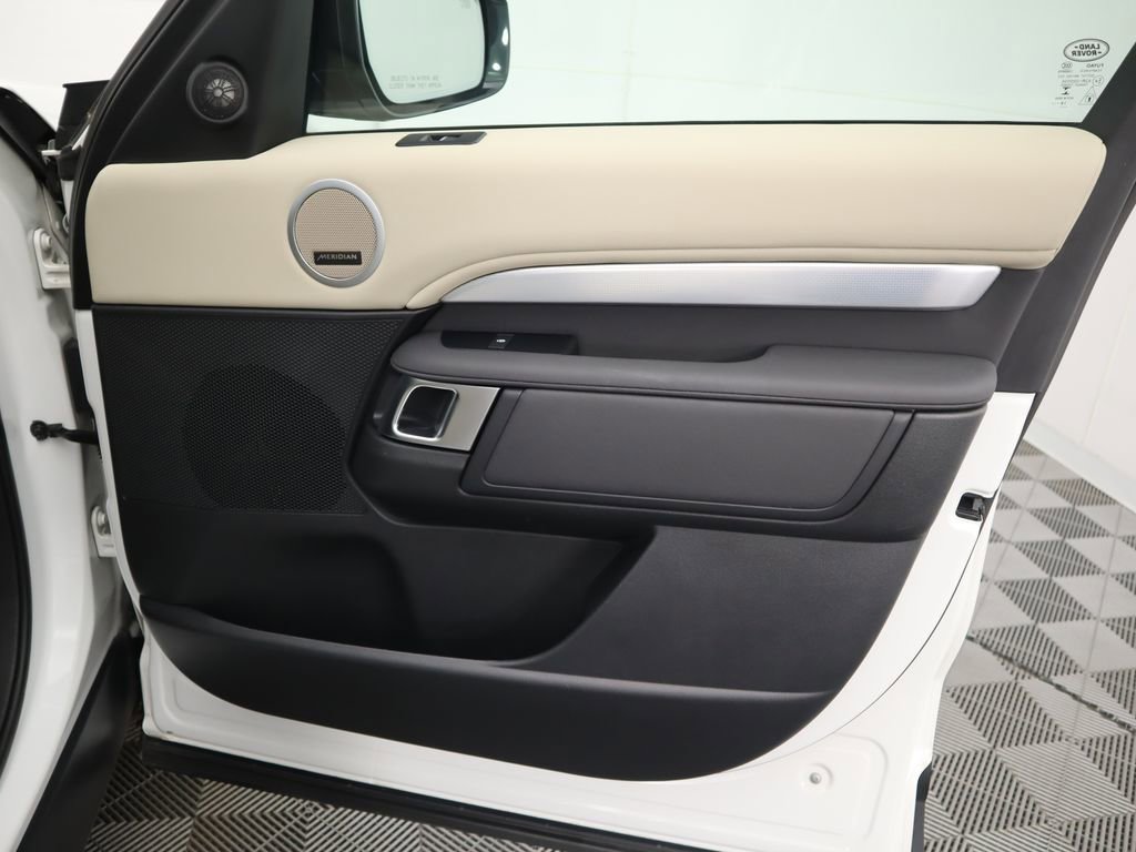 Used 2020 Land Rover Discovery Landmark image 26