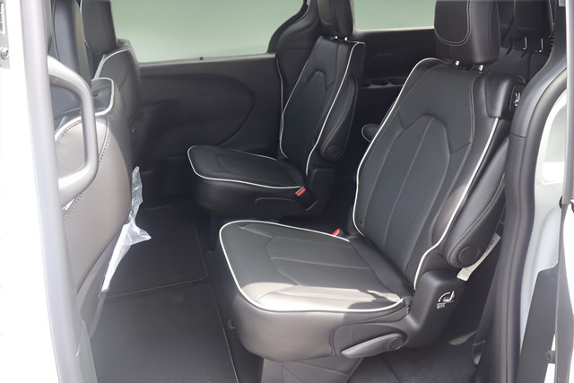 New 2027 Chrysler Pacifica Limited FWD image 22