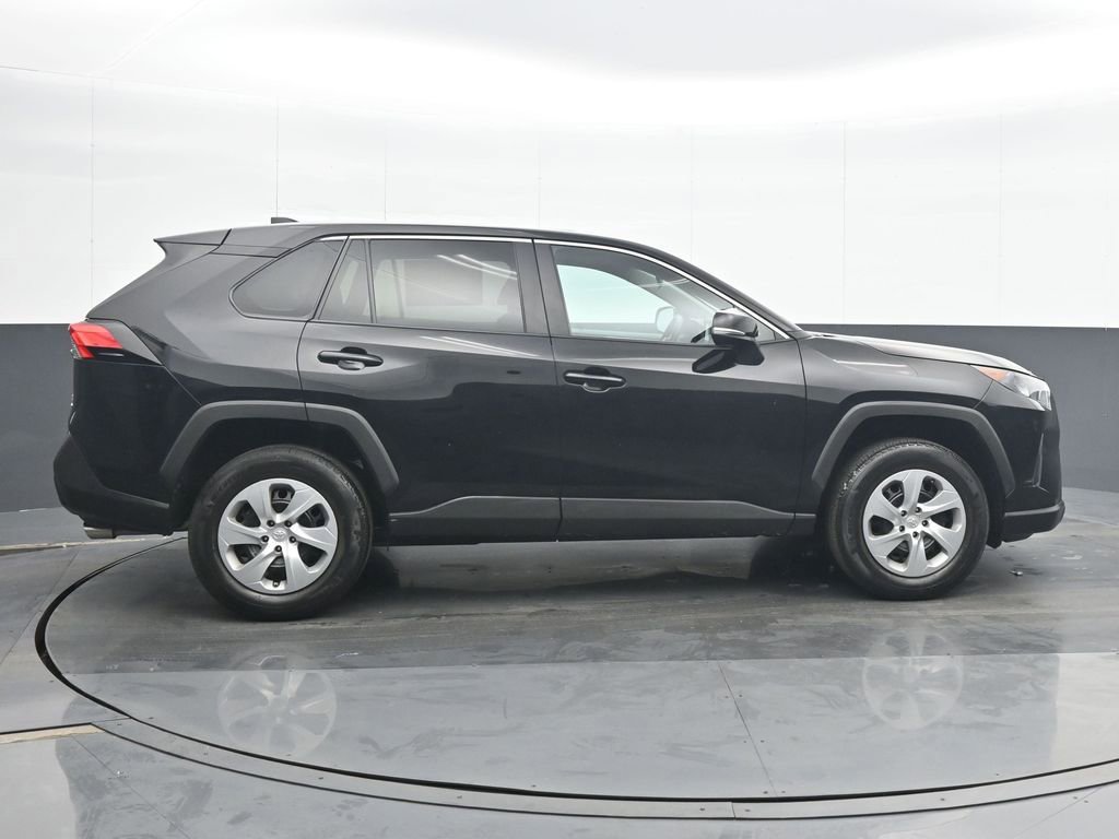 Used 2022 Toyota RAV4 LE image 7