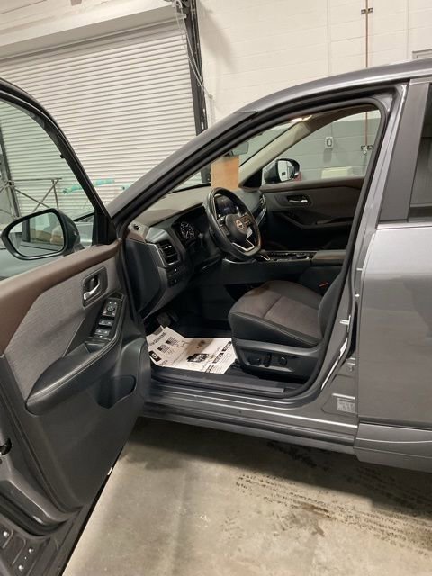 Used 2023 Nissan Rogue SV image 9