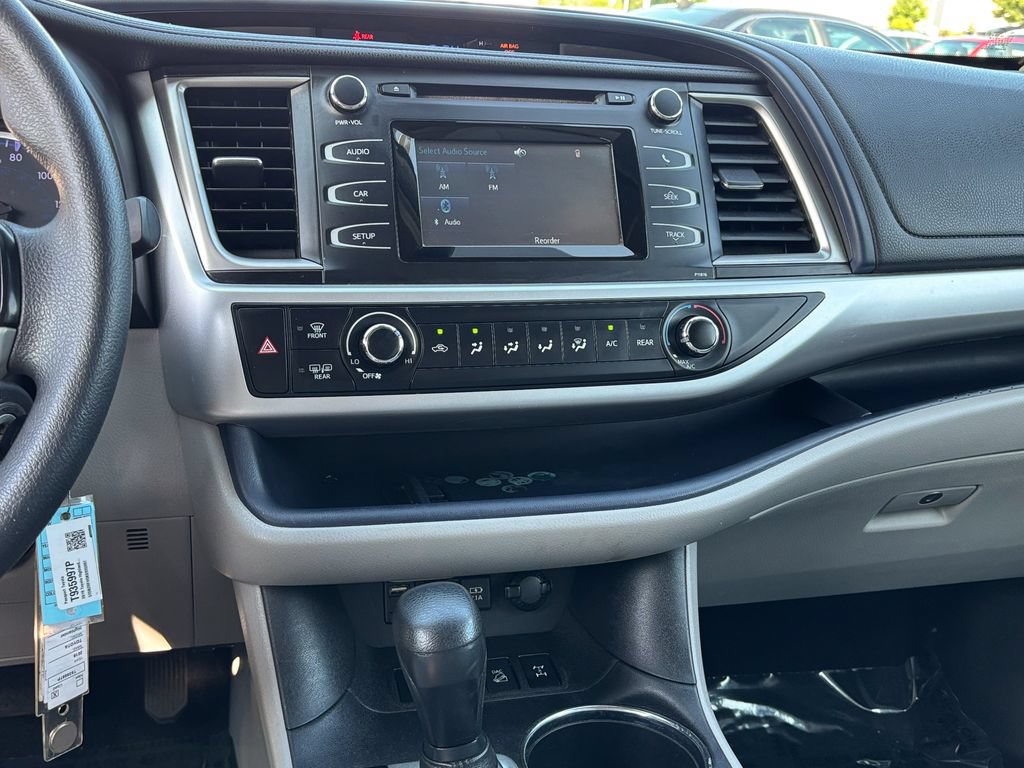 Used 2019 Toyota Highlander LE AWD/4WD image 19