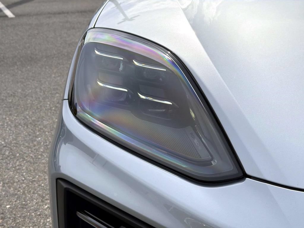 Used 2025 Porsche Cayenne GTS AWD/4WD image 9