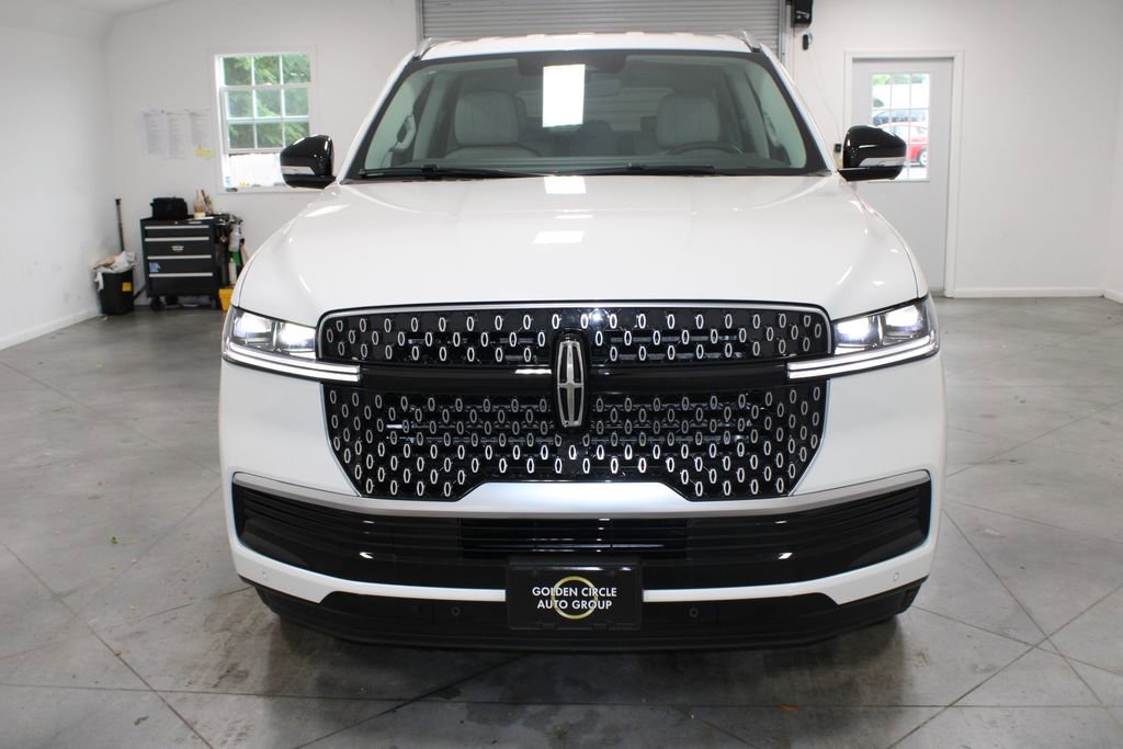 New 2026 Lincoln Navigator Premier AWD/4WD image 2