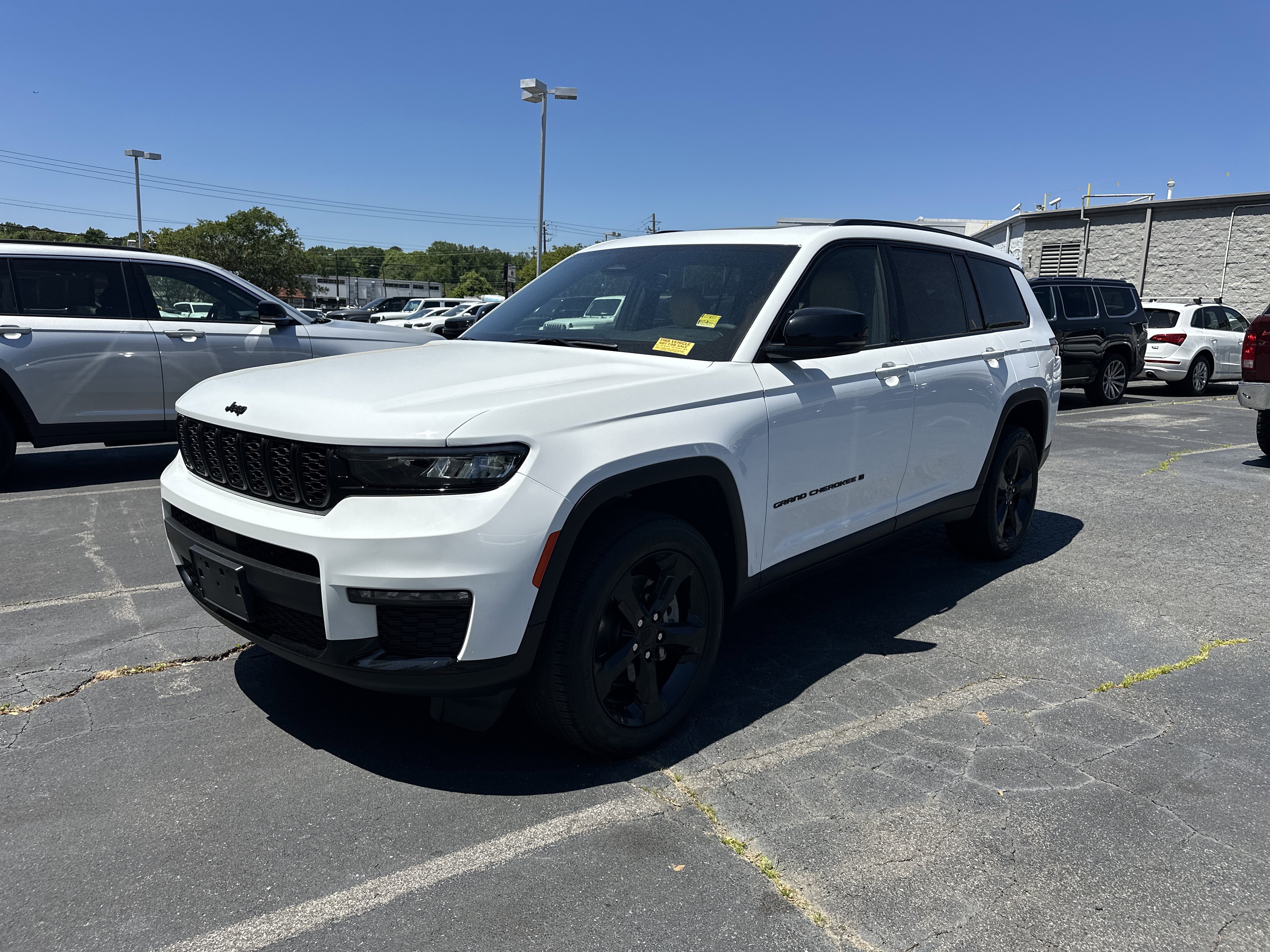 Used 2023 Jeep Grand Cherokee L Limited w/ Black Appearance Package AWD/4WD image 5