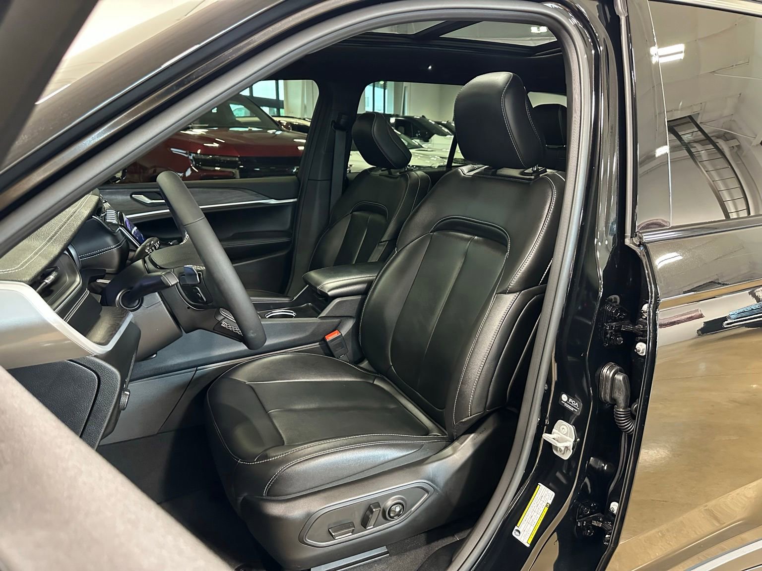 Used 2025 Jeep Grand Cherokee Limited AWD/4WD image 11