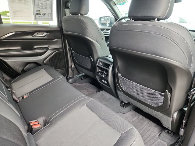 Used 2025 Jeep Grand Cherokee Laredo AWD/4WD image 29