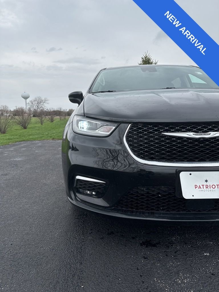 Used 2024 Chrysler Pacifica Touring-L image 7