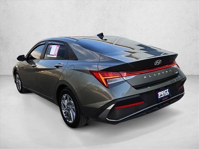 Used 2025 Hyundai Elantra Hybrid FWD image 8