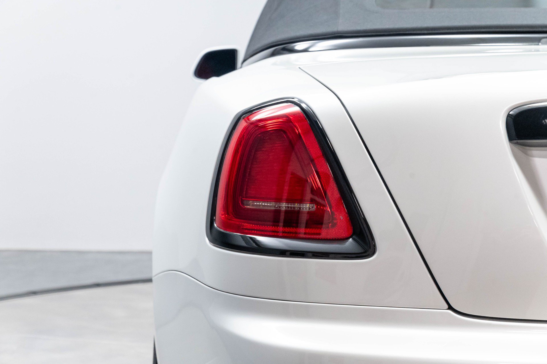 Used 2017 Rolls-Royce Dawn RWD image 65
