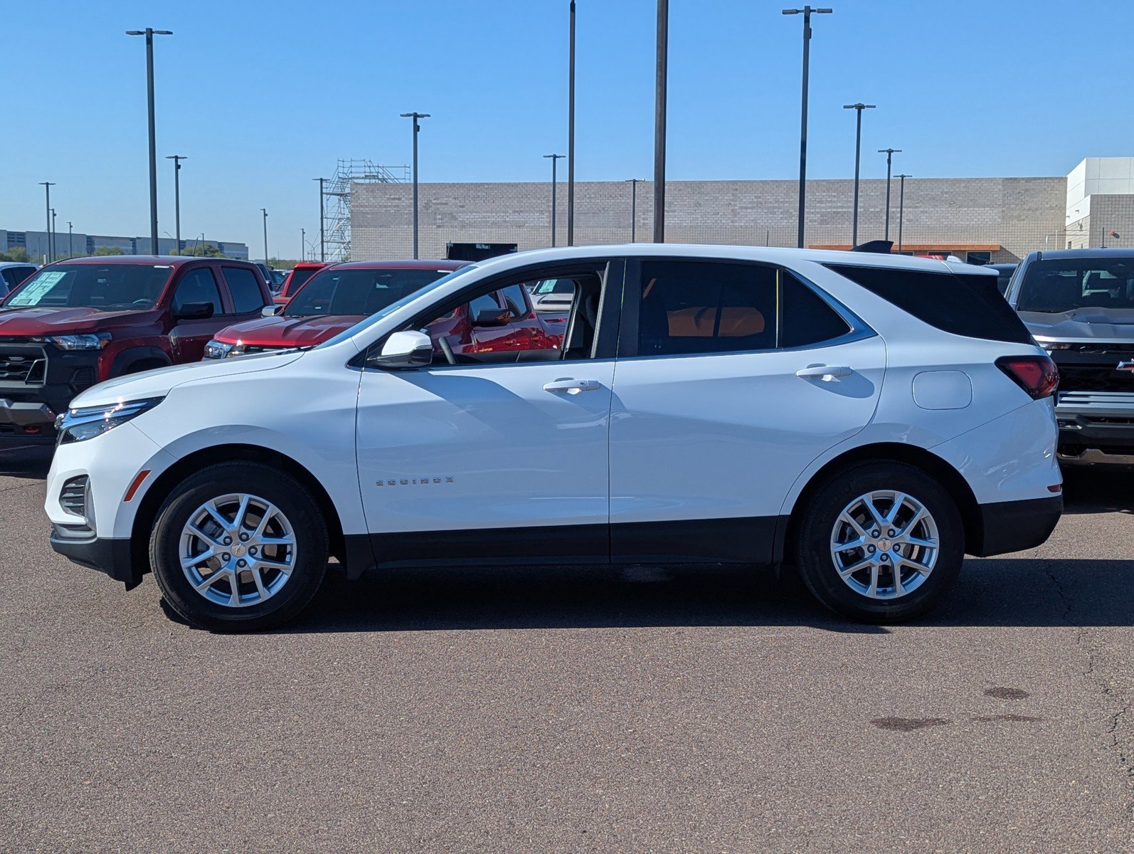 Used 2023 Chevrolet Equinox LT image 3