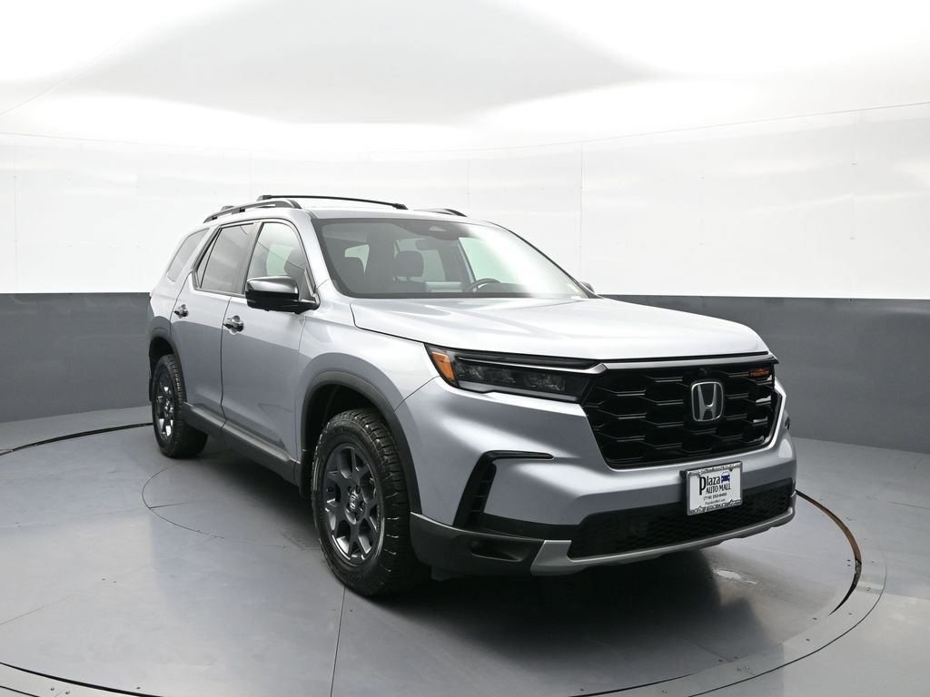 Used 2025 Honda Pilot TrailSport image 3