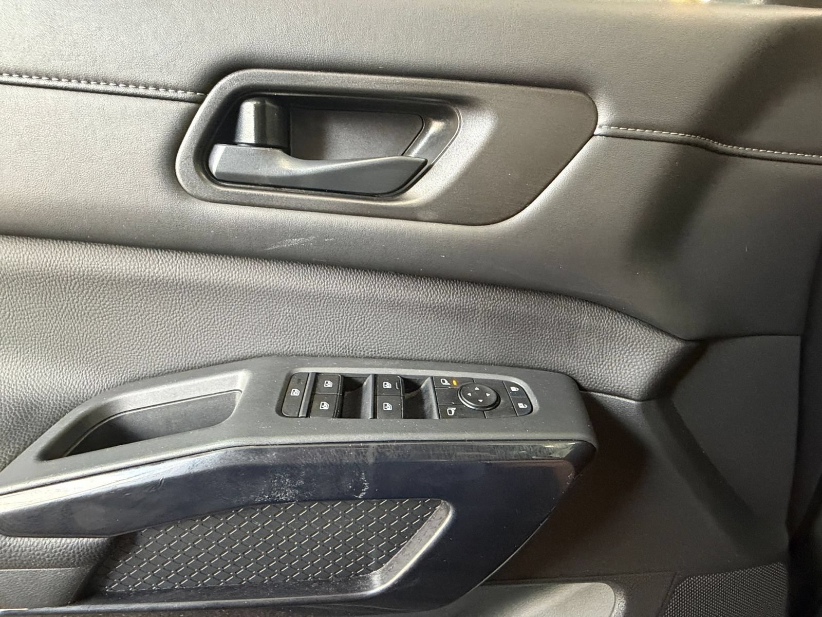 Used 2025 Nissan Pathfinder SV AWD/4WD image 15