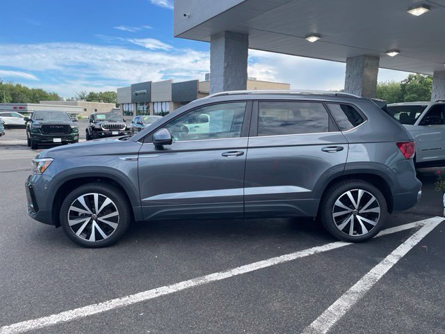 Used 2023 Volkswagen Taos SE w/ Panoramic Sunroof Package FWD image 8