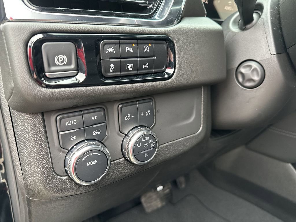 Certified 2025 GMC Yukon Denali image 32