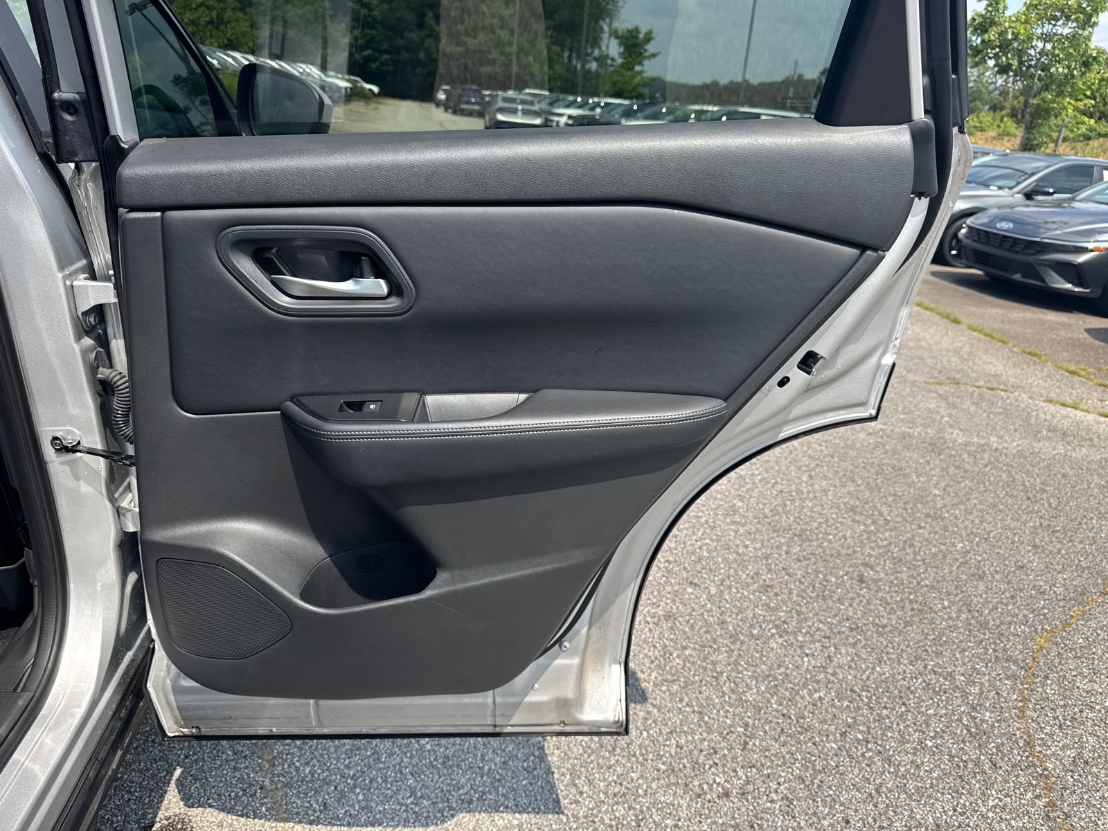 Used 2025 Nissan Rogue SV FWD image 16