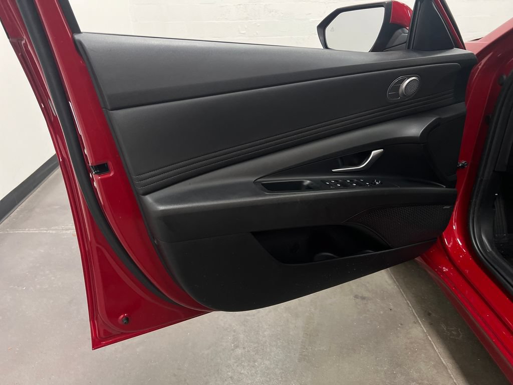 Used 2023 Hyundai Elantra Limited FWD image 12