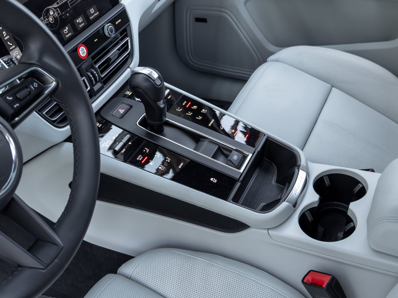 Certified 2025 Porsche Macan AWD/4WD image 37