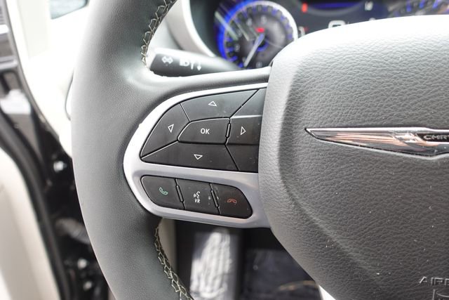 Used 2022 Chrysler Pacifica Touring-L image 14