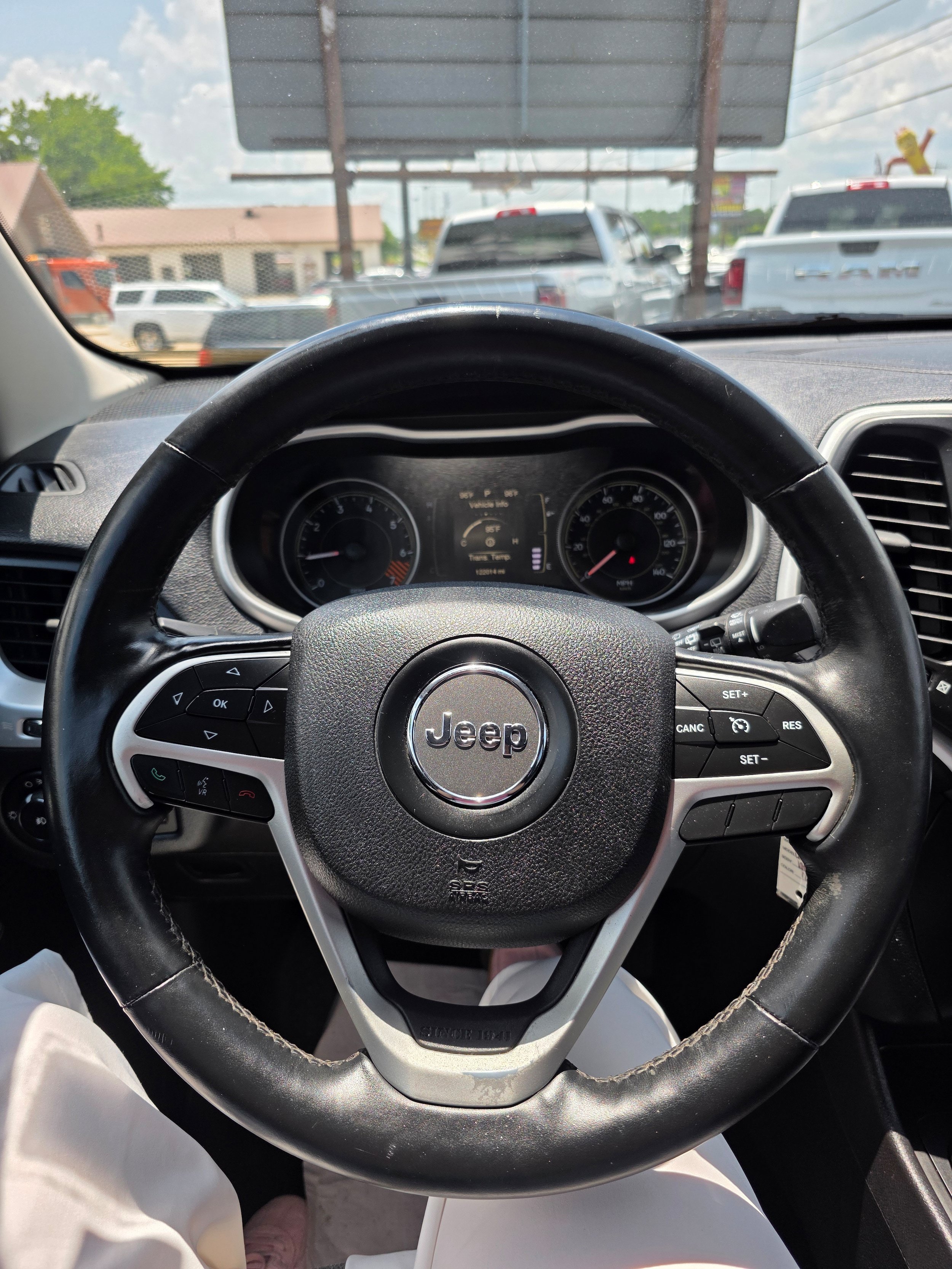 Used 2014 Jeep Cherokee Latitude w/ Cold Weather Group AWD/4WD image 9