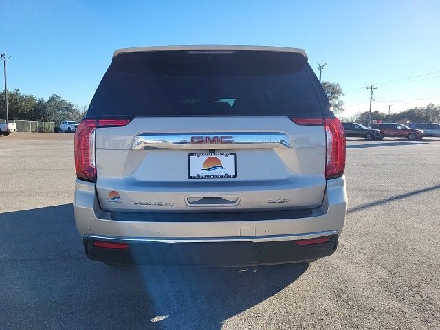 Used 2024 GMC Yukon SLT w/ SLT Luxury Package image 4