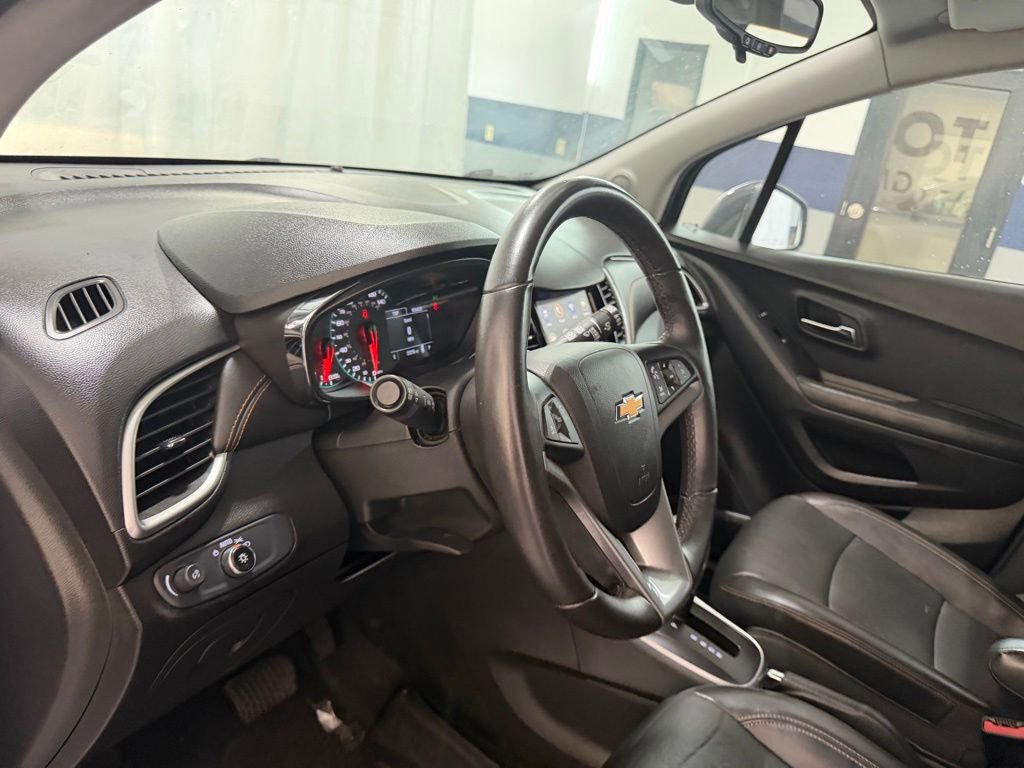 Used 2022 Chevrolet Trax LT w/ Redline Edition AWD/4WD image 12
