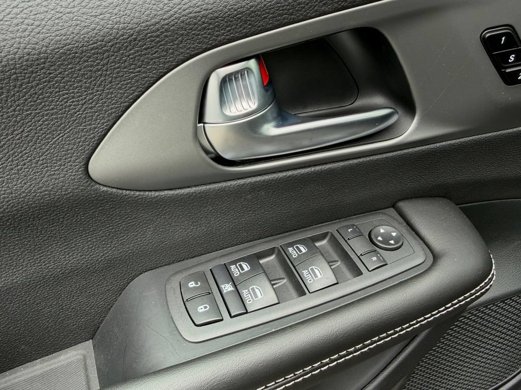 New 2027 Chrysler Pacifica Select FWD image 10
