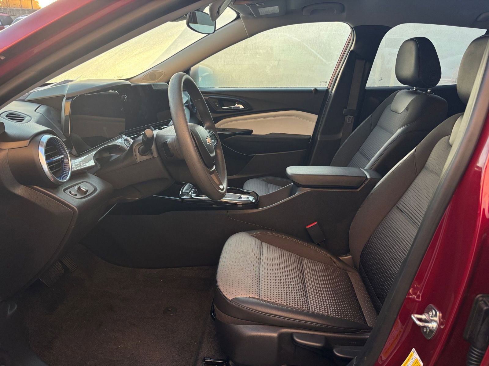 Used 2025 Chevrolet Trax LT image 27