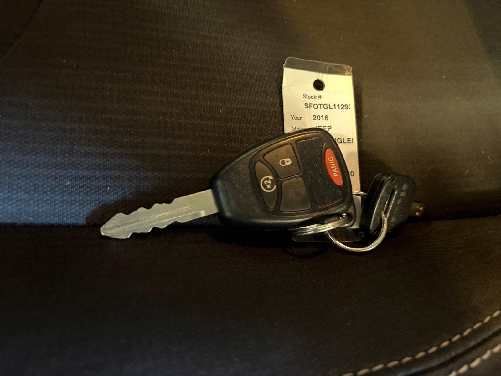 Used 2016 Jeep Wrangler Unlimited Sahara w/ Connectivity Group AWD/4WD image 30