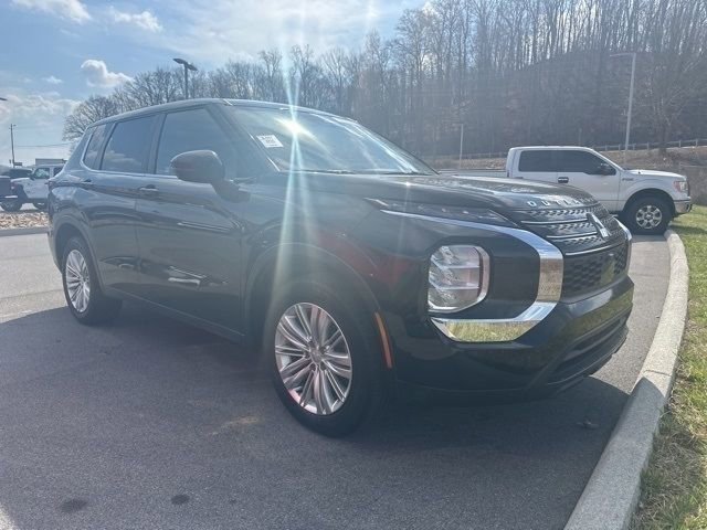 Used 2024 Mitsubishi Outlander ES image 11