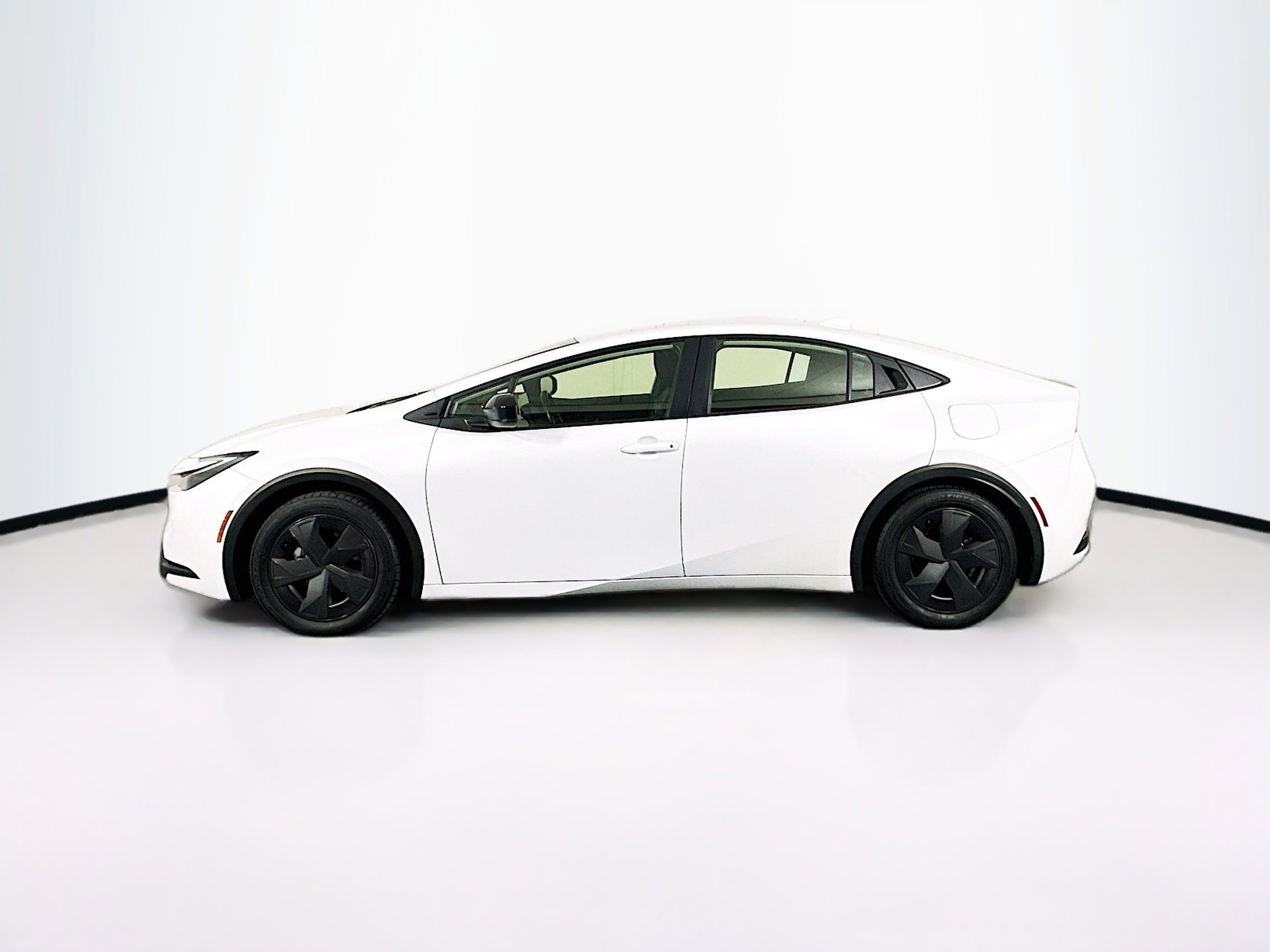 Used 2024 Toyota Prius LE FWD image 4