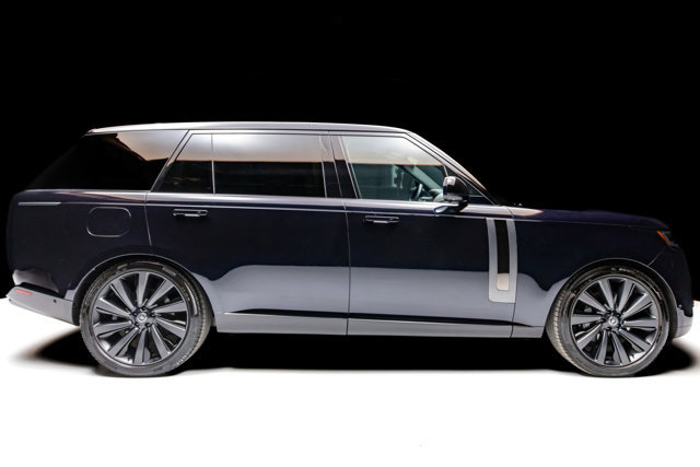 Used 2024 Land Rover Range Rover SV AWD/4WD image 2