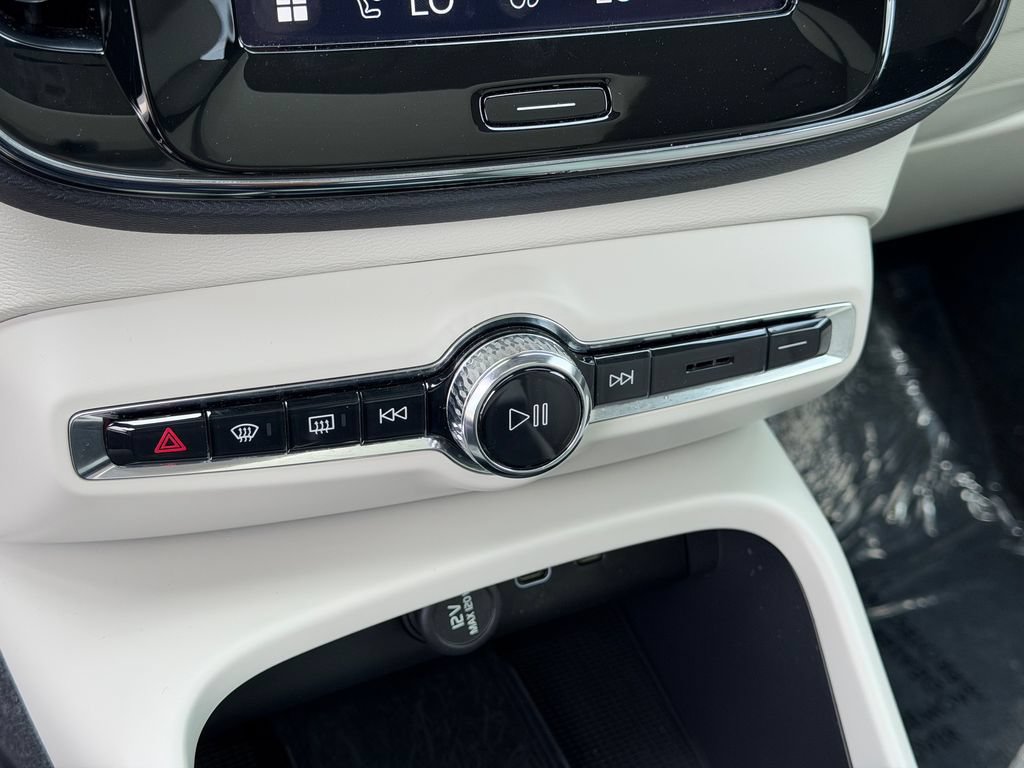 Certified 2024 Volvo XC40 B5 Plus w/ Protection Package Premier AWD/4WD image 35