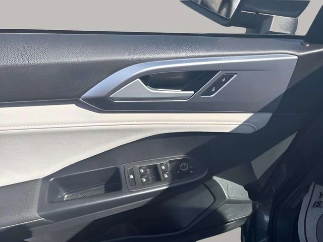 Used 2025 Volkswagen Taos SE AWD/4WD image 7