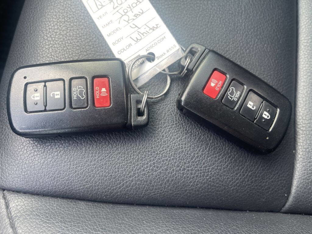 Used 2018 Toyota RAV4 SE image 23