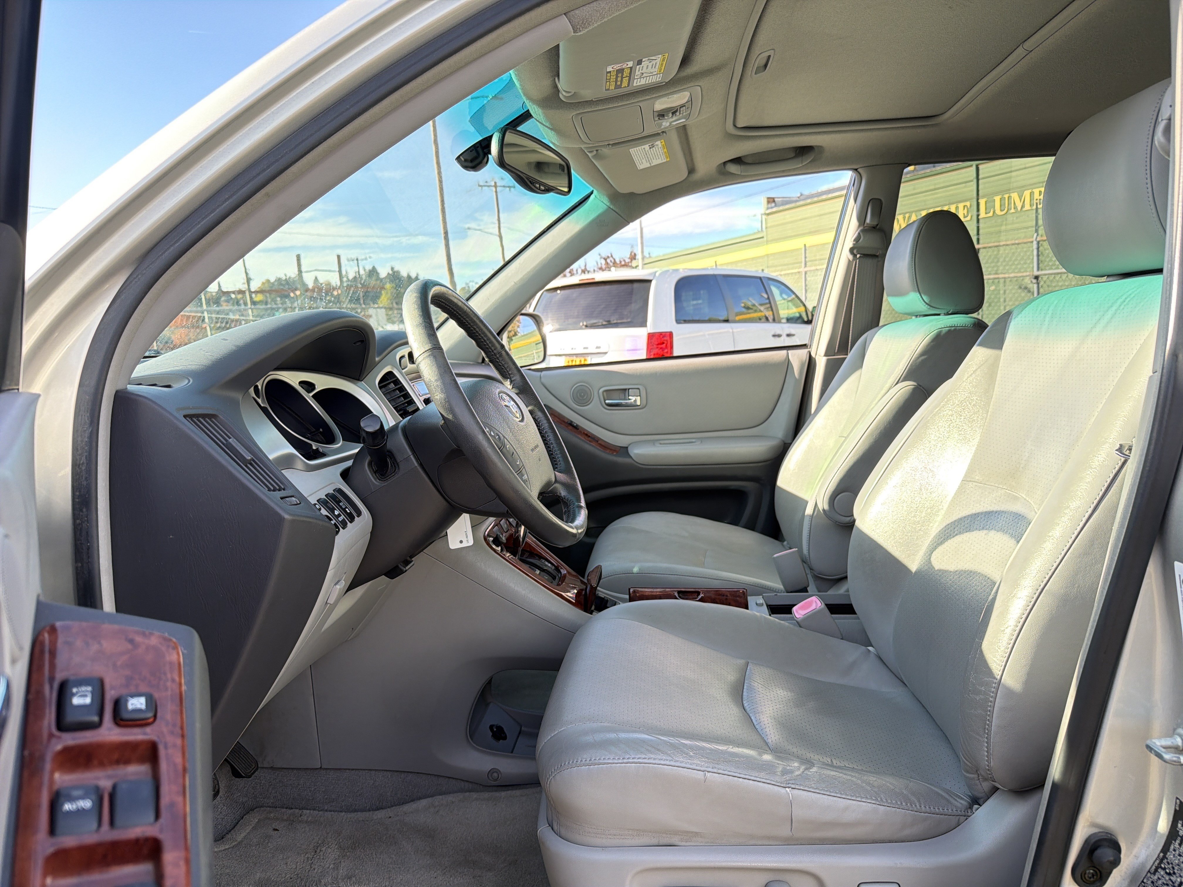 Used 2005 Toyota Highlander 4WD V6 w/ 3rd Row image 8