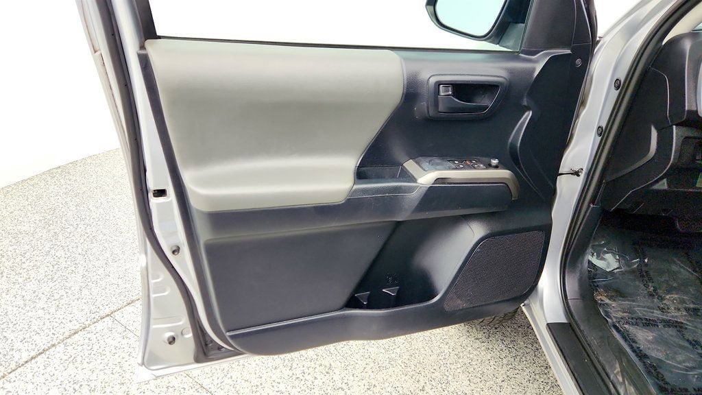 Used 2018 Toyota Tacoma SR5 RWD image 10