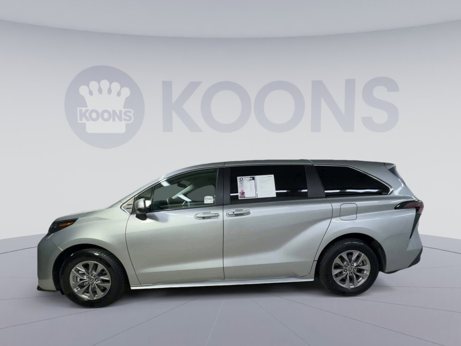 Used 2024 Toyota Sienna LE FWD image 7