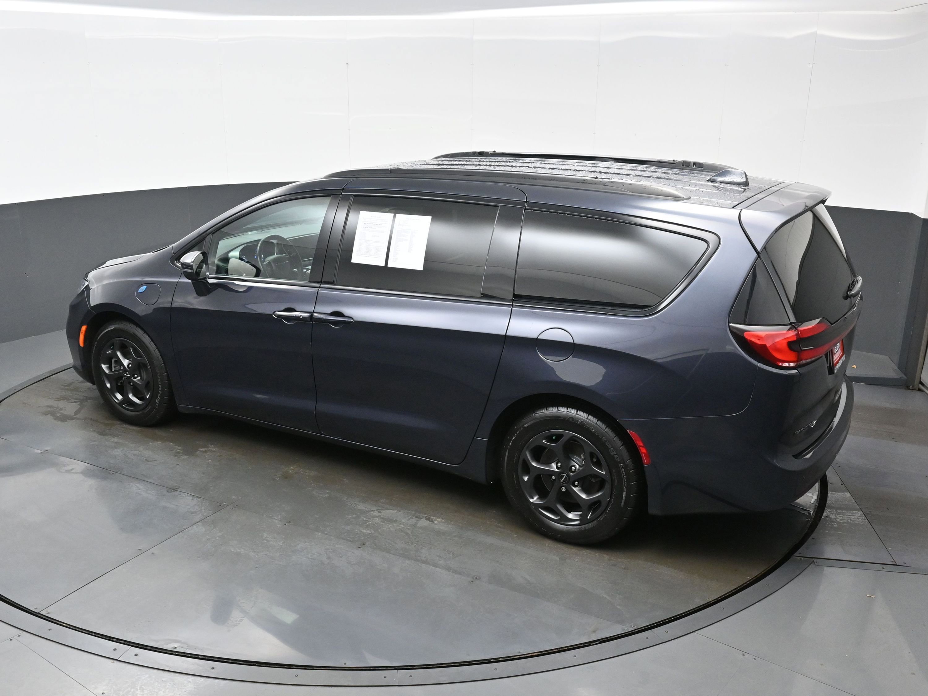 Used 2021 Chrysler Pacifica Touring w/ Uconnect Theater Family Group image 36